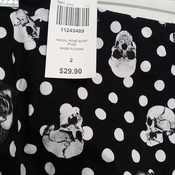 NWT Black & White Polka Dot Skull & Rose Skirt Plus Size 2 - Picture 2 of 5